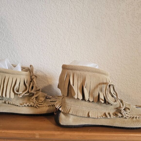Minnetonka Women's Size 8.5 Fringe Rubber Soled Beaded Tan Moccasins - Picture 4 of 9
